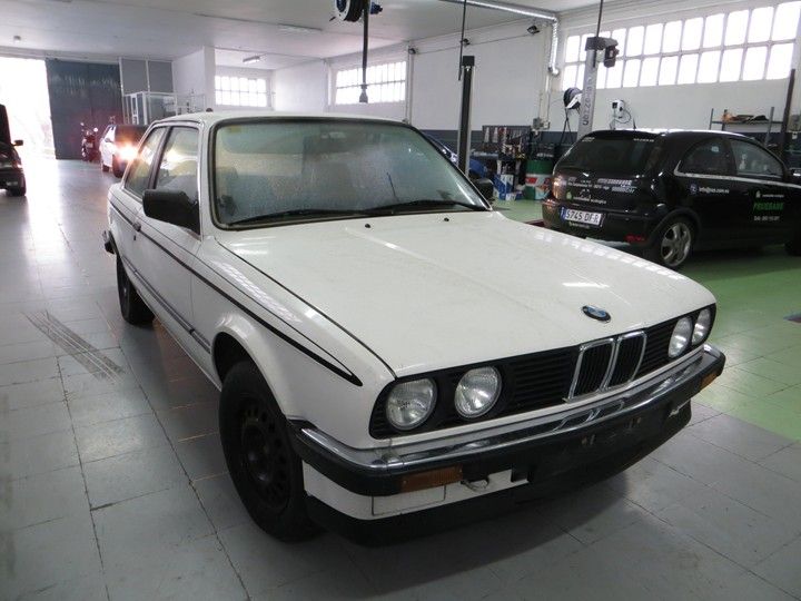 BMW E30 318i pre M10