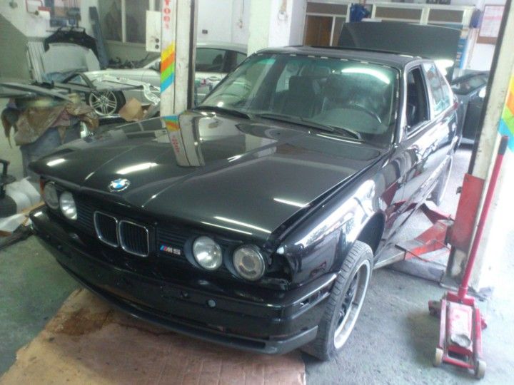 BMW M5 e34 pintado restaurado